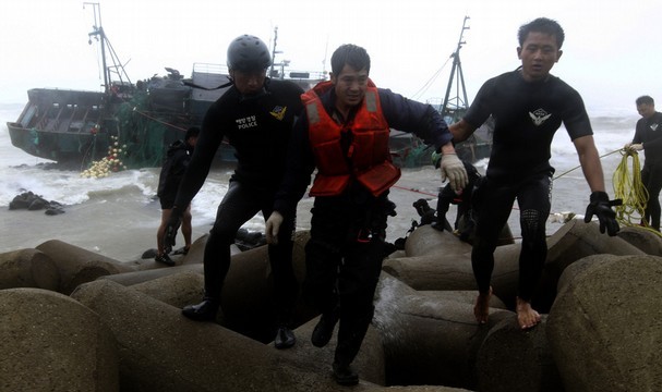 Ngư dân Trung Quốc (giữa) vừa được nhóm cứu hộ Hàn Quốc cứu sống.