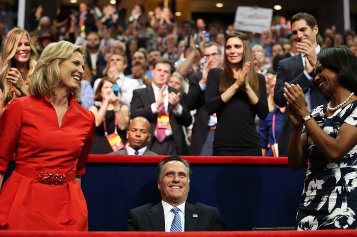 Ứng cử viên Tổng thống của đảng Cộng hòa Mitt Romney và vợ ông, Ann Romney (trái) cùng cựu Ngoại trưởng Mỹ Condoleezza Rice trong Hội nghị toàn quốc của đảng Cộng hòa ở Tampa, Florida.