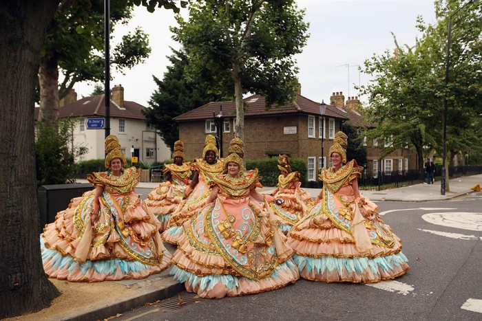 Đội biểu diễn từ trường Paraiso chuẩn bị tham gia lễ hội Notting Hill ở London - lễ hội đường phố lớn nhất ở châu Âu diễn ra vào tháng 8 hàng năm và dự kiến thu hút khoảng 1 triệu người tham dự.