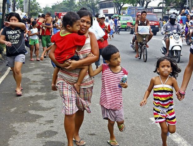 Người dân Philippines sơ tán trong trận động đất hồi thàng 2/2012.
