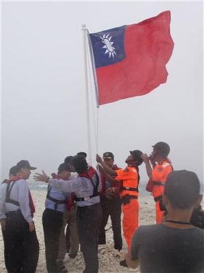 Giới chức Đài Loan ngày 31/8 lần đầu tiên kéo nhau đổ bộ lên bãi Bàn Than cắm cờ tuyên bố cái gọi là "chủ quyền" phi lý, phi pháp và vô hiệu đối với Trường Sa, Biển Đông