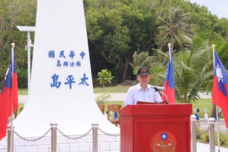 Hồ Vị Chân cầm đầu nhóm quan chức Đài Loan đổ bộ trái phép ra đảo Ba Bình phát biểu trước lực lượng quân sự Đài Loan đồn trú trái phép tại đây