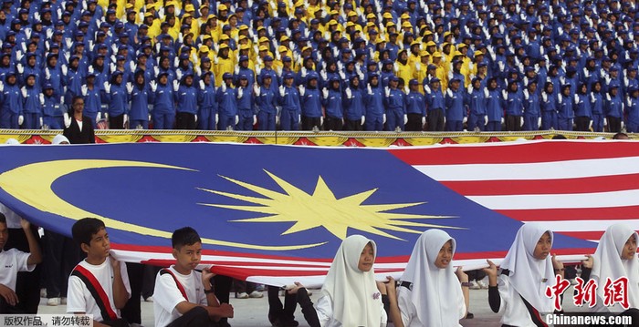 Những người có mặt tại Quảng trường đang hát quốc ca Malaysia.