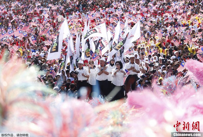 Thủ tướng Malaysia Najib Razak (giữa) và các nhà lãnh đạo khác trong đảng đang hát mừng lễ kỷ niệm ngày Quốc khánh tại Quảng trường Độc lập ở thủ đô Kuala Lumpur.