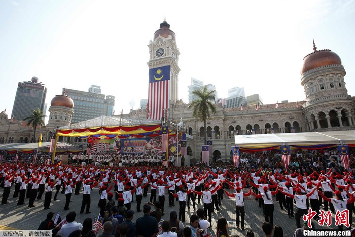 Buổi lễ kỷ niệm Quốc khánh diễn ra với các màu sắc chủ đạo là màu cờ của Malaysia.