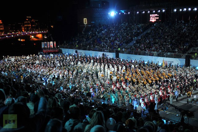 Khoảng 7.000 khán giả đã tập trung tại quảng trường để xem các màn biểu diễn.