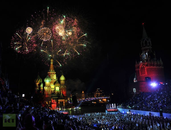 Pháo hoa rực sáng trên bầu trời Moscow.