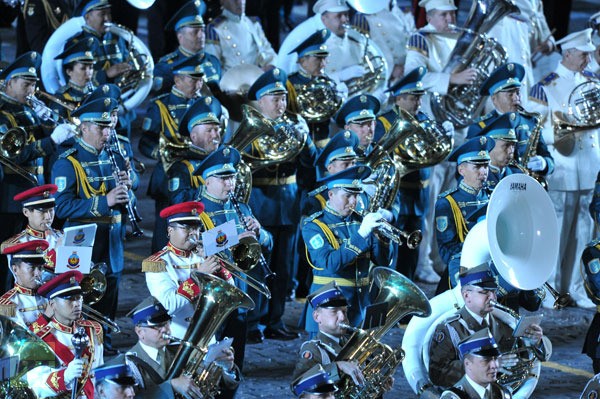 Các ban nhạc quân đội diễu hành.