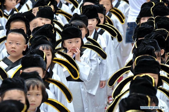 Khoảng 320 tân học sinh mới bắt đầu vào lớp một đã đọc Luận ngữ của Khổng Tử, gõ chuông để bắt đầu năm học mới.