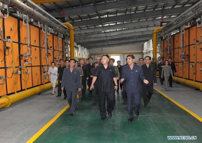 Nhà lãnh đạo Bắc Triều Tiên thể hiện sự quan tâm sâu sắc tới quá trình xây dựng, cơ sở vật chất của nhà máy.