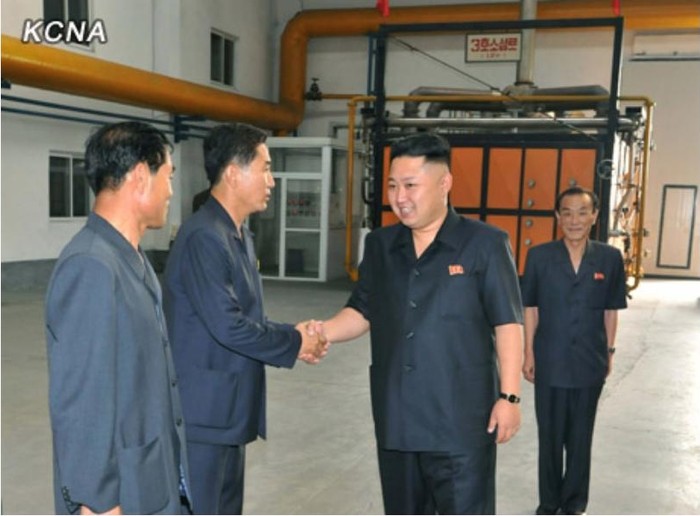 Kim Jong-un đã động viên, bắt tay các nhân viên nhà máy. Chuyến thăm đã thể hiện sự quan tâm tới nền kinh tế cũng như những nỗ lực phát triển đất nước mà nhiều nhà phân tích cho rằng, ông đang bắt tay vào công cuộc cải cách nền kinh tế đang gặp khó khăn.