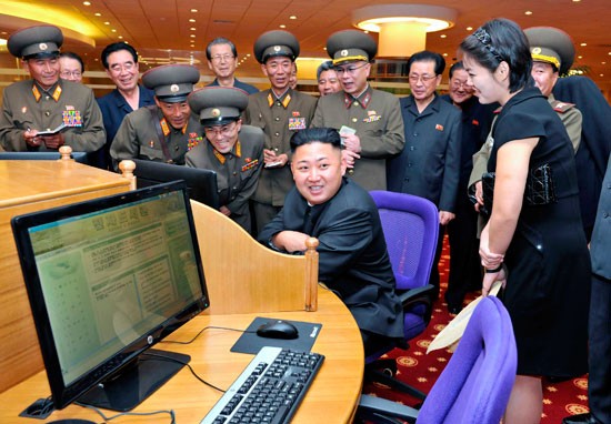 Ông Kim Jong-un kiểm tra hệ thống cơ sở vật chất của thư viện điện tử mới được xây dựng. Công trình này có thể được coi là một phát triển từ truyền thống đến hiện đại, từ thủ công đến tự động hóa.