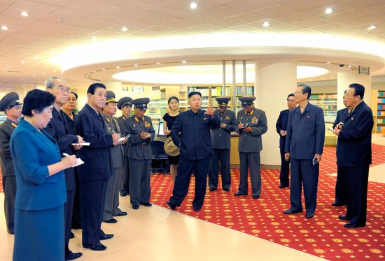 Các quan chức chăm chú lắng nghe và ghi nhận những ý kiến của ông Kim.