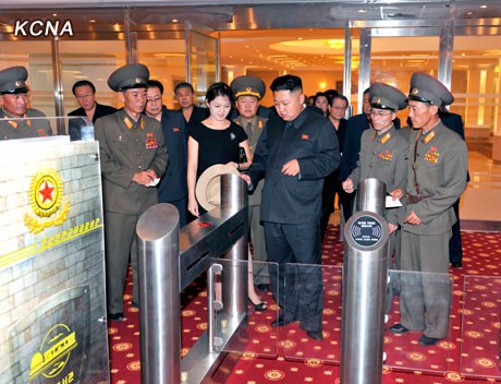 Đệ nhất phu nhân Triều Tiên cũng đi cũng ông Kim trong sự kiện này.