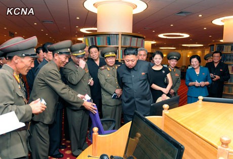 Ông Kim Jong-un tận mắt kiểm tra các trang thiết bị.