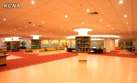 Thư viện điện tử được thiết kế hài hòa về màu sắc và bố trí hệ thống đèn điện, các bàn làm việc, giá sách đẹp mắt.