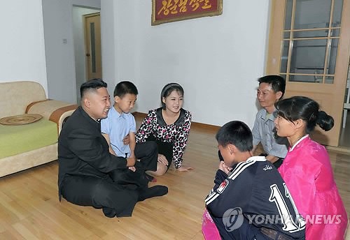 Nhà lãnh đạo Bắc Triều Tiên ôm một cậu bé vào lòng và trò chuyện thân mật với người dân.