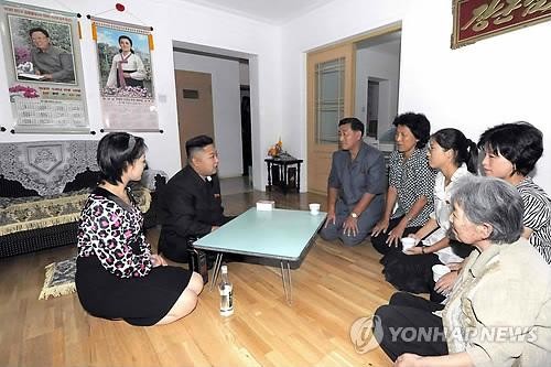 Kim Jong-un và phu nhân thăm hỏi các gia đình.