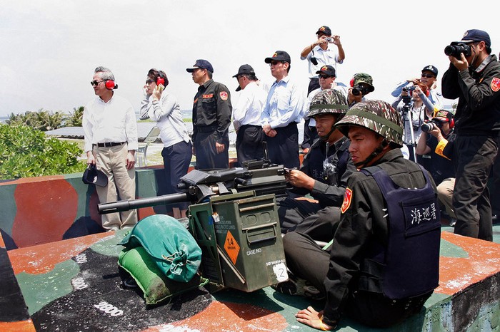 Nữ Nghị sĩ đảng Dân chủ Tiến bộ đối lập ở Đài Loan (thứ 2 từ trái sang) đồng ý đi theo Lâm Úc Phương ra Ba Bình, sau đó chủ động kêu gọi tái triển khai lực lượng thủy quân lục chiến thay thế cảnh sát biển đồn trú trái phép trên đảo này