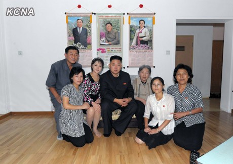 Ngôi nhà đầu tiên được tiếp đón vợ chồng Kim Jong-un là gia đình Sim Tong Su, giáo viên tại trường Đại học Cơ khí Bình Nhưỡng sống trong căn hộ số 1 trên tầng hai.