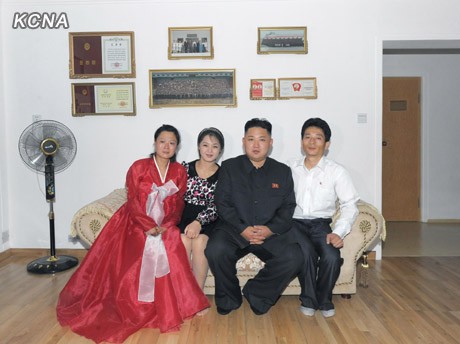 Vợ chồng ông Kim Jong-un còn chụp ảnh lưu niệm với các gia đình.