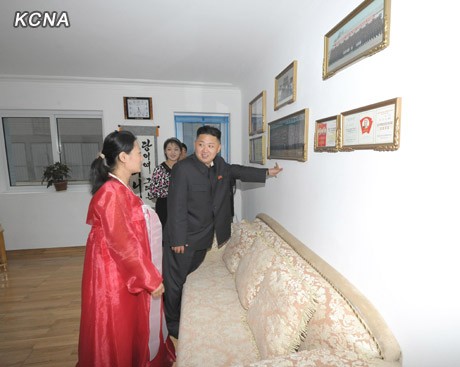 Nhà lãnh đạo Bắc Triều Tiên đã đi thăm một vòng các căn hộ.