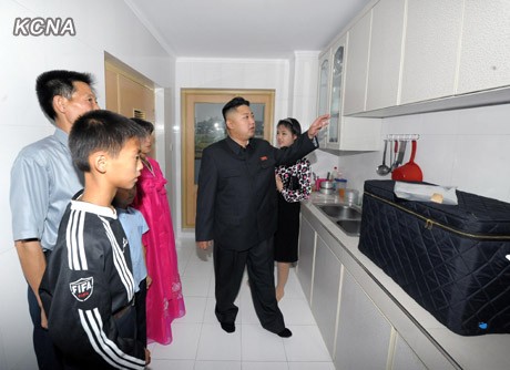 Nhà lãnh đạo trẻ của Bắc Triều Tiên đã thể hiện sự gần gũi với người dân, quan tâm sâu sắc tới đời sống của họ.
