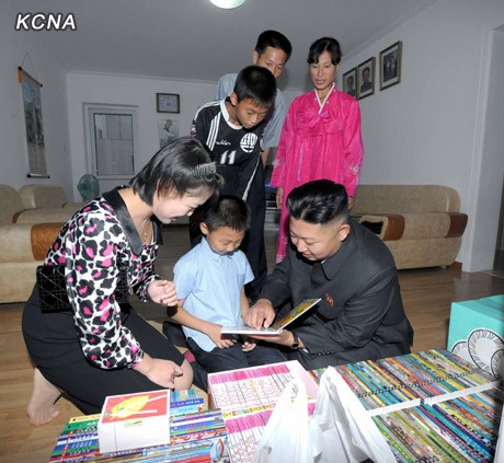 Vợ chồng Kim Jong-un đọc truyện cho những đứa bé trong gia đình mà họ tới thăm.