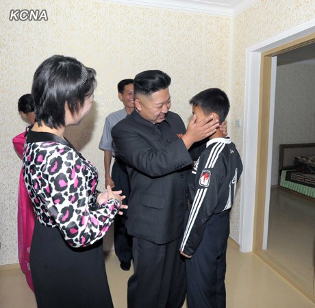 Kim Jong-un bày tỏ sự yêu mến với những đứa trẻ.