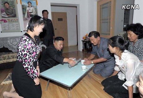 Vợ chồng Kim Jong-un uống rượu với dân Hãng thông tấn KCNA của Bắc Triều Tiên đã ghi lại những hình ảnh đầy thân tình trong một chuyến đi mới nhất của vợ chồng nhà lãnh đạo Kim Jong-un khi đến thăm 3 gia đình mới chuyển đến khu nhà mới ở đường Changjon, thủ đô Bình Nhưỡng. Vợ chồng ông đã thăm một vòng các căn hộ và uống rượu, trò chuyện thân mật với các gia đình. (xem chi tiết thông tin)