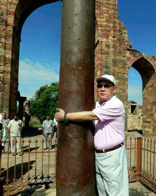 Ông Lương Quang Liệt ôm cột sắt Pillar khu vực tháp Qutub Minar lưu niệm