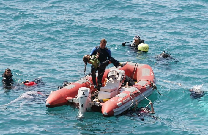 Một thợ lặn bế thi thể một bé gái sau khi một con tàu chở người nhập cư bất hợp pháp bị đắm ở ngoài khơi Thổ Nhĩ Kỳ gần tỉnh Izmir. Ít nhất 60 người, chủ yếu là phụ nữ và trẻ em, đã bị chết đuối.