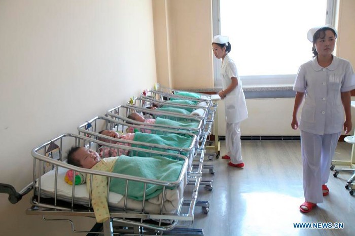 Những đứa trẻ mới sinh đang được các nữ y tá chăm sóc. Dưới thời cố Chủ tịch Kim Jong-il, bệnh viện đã được ông quan tâm sâu sắc. Ông thường xuyên phê duyệt kế hoạch đầu tư máy móc và thuốc đắt tiền, giúp củng cố cơ sở vật chất và kỹ thuật. Bên cạnh đó, ông đã gửi rất nhiều loại thuốc bổ như hơn 130 tấn mật ong tự nhiên đến bệnh viện.