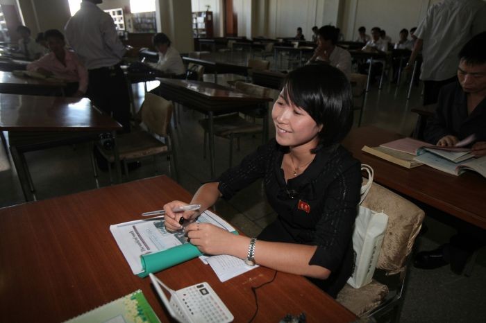 Sinh viên Bắc Triều Tiên đi thư viện