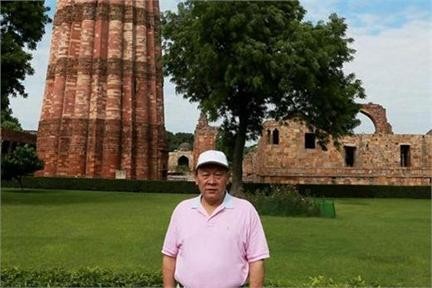 Ông Liệt đứng trước tháp Qutub Minar được xây từ thế kỷ 13, một trong những điểm thu hút khách du lịch chủ yếu ở New Delhi.