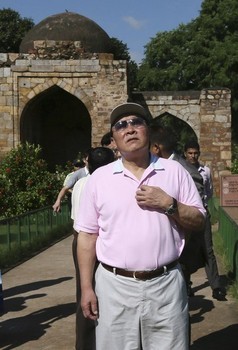 Ông Lương Quang Liệt tranh thủ thăm thú danh lam thắng tích New Delhi trong chuyến thăm Ấn Độ hiếm hoi này, đây cũng là những hình ảnh hiếm thấy về Bộ trưởng Quốc phòng Trung Quốc.