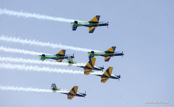 Những chiếc máy bay được sơn màu sắc giống lá cờ quốc gia Brazil đã có những màn bay lượn đẹp mắt.