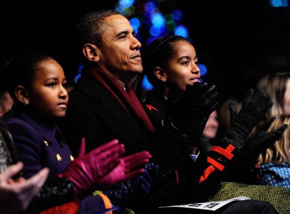 Con gái ông Obama lớn lên nhanh chóng và xuất hiện bên cạnh ông trong nhiều sự kiện lớn.