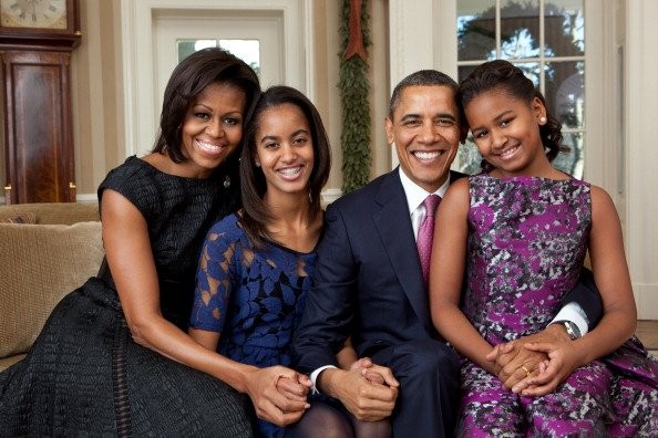 Gia đình ông Obama chụp một bức ảnh chân dung tại Phòng Bầu dục vào năm 2011.