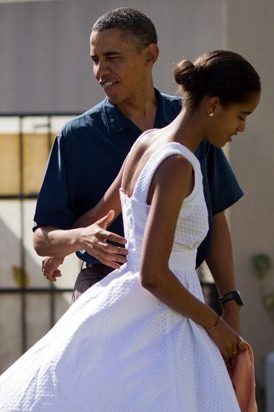 Tổng thống Barack Obama và con gái Malia Obama chuẩn bị vào cơ sở Thủy quân lục chiến Hawaii Chapel tại Kaneohe, Hawaii.