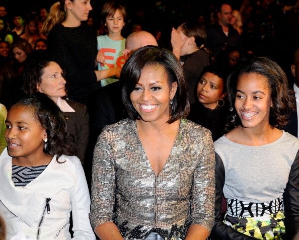 Đệ nhất phu nhân Michelle Obama và con gái Malia, Sasha tham dự giải thưởng Nickelodeon Kids' Choice Awards lần thứ 25 - một giải thưởng uy tín thường niên do trẻ em bầu chọn trực tiếp qua điện thoại những diễn viên, ca sĩ, ngôi sao truyền hình, vận động viên thể thao… được yêu thích trong năm.