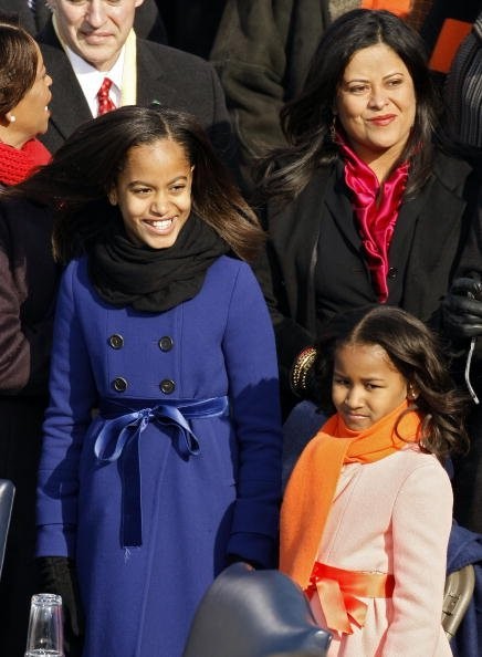 Malia và Sasha Obamam đứng trên sân khấu trước lễ nhậm chức của ông Barack Obama để trở thành Tổng thống thứ 44 của Mỹ. Khi đó, hai con gái của ông còn rất nhỏ.