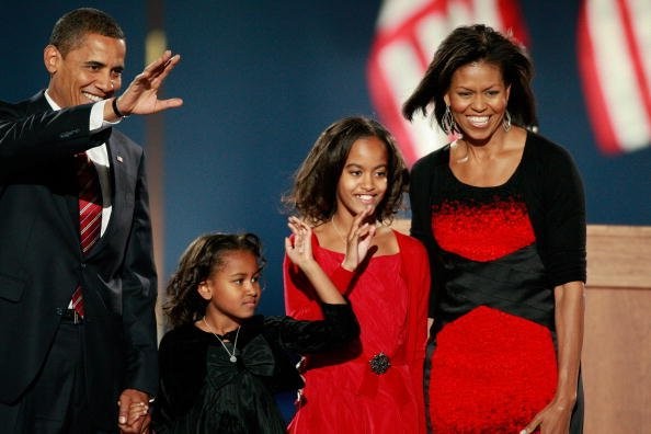 Hai cô con gái nhỏ của Tổng thống Mỹ lúc mới đắc cử trong đêm bầu cử tập trung tại Grant Park vào ngày 4/11/2008 tại Chicago, bang Illinois. Obama đã đánh bại ứng cử viên đảng Cộng hòa Thượng nghị sĩ John McCain để trở thành người Mỹ gốc Phi đầu tiên giữ chức Tổng thống Mỹ.