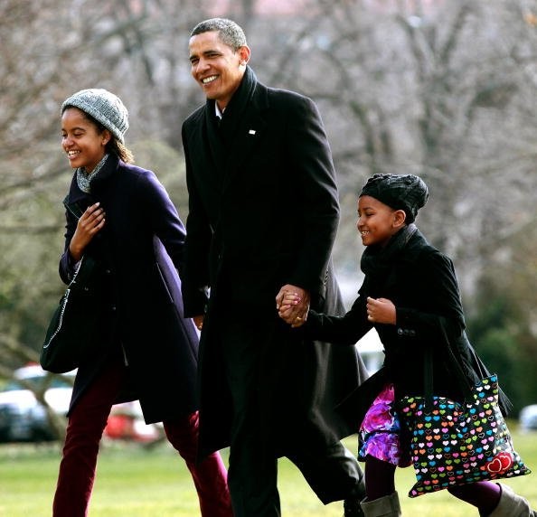 Ông Obama và hai con gái đến khu vực bãi cỏ phía nam (South Lawn) của Nhà Trắng, sau khi trở về từ Hawaii, nơi họ đã có kỳ nghỉ Giáng sinh thú vị.