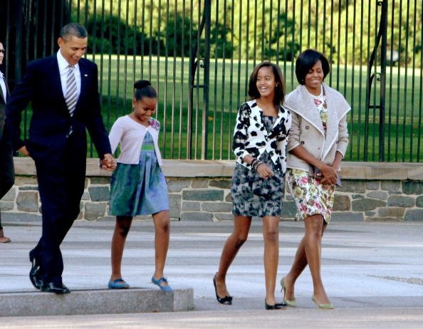 Gia đình Tổng thống Obama đi bộ qua Công viên Lafayette.
