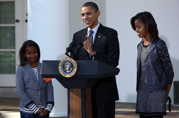 Tổng thống Barack Obama nói chuyện trong một buổi lễ cùng với các con gái Sasha và Malia trong Vườn Hồng.