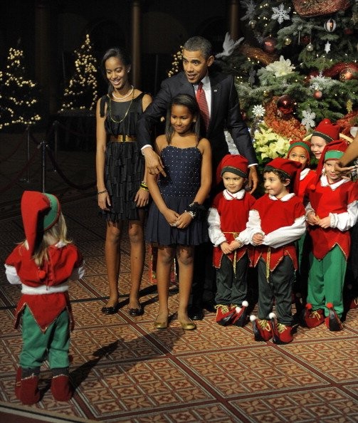 Tổng thống Barack Obama đang muốn một đứa trẻ bướng bỉnh tham gia vào nhóm trẻ em khác để chụp ảnh trong ngày Giáng sinh năm 2010.