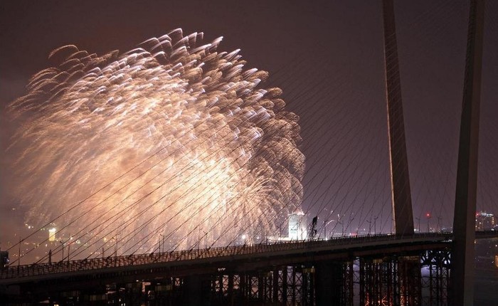 Thành phố cảng Vladivostok đã rực sáng trong màn bắn pháo hoa và biểu diễn ánh sáng laser.