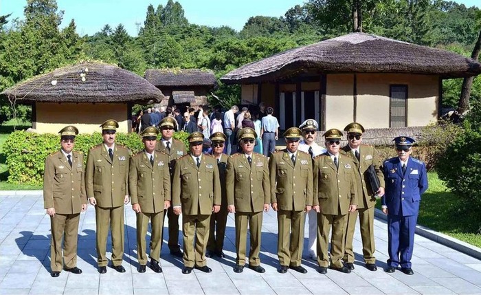 Đoàn đại biểu quân đội Cuba tới thăm làng Mangyongdae ở Bình Nhưỡng.