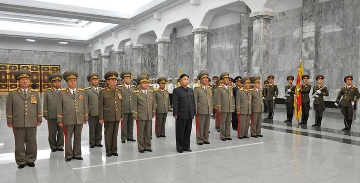 Nhà lãnh đạo Kim Jong-un cùng các tướng lĩnh quân đội viếng lăng cố Chủ tịch Kim Nhật Thành và Kim Jong-il.